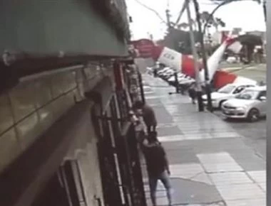 Αεροσκάφος συντρίβεται σε κεντρικό δρόμο στο Περού - Παρέσυρε αυτοκίνητα και στύλους (βίντεο)